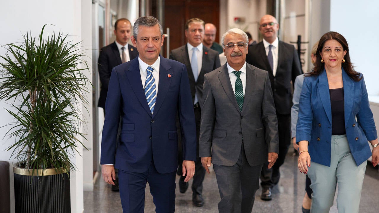 DEM Parti heyeti CHP lideri Özel’le görüştü: “Özel sürece destek
