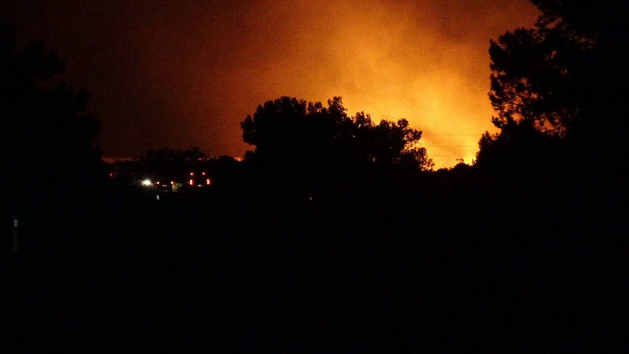 İzmir’in Çeşme, Ödemiş ilçelerinde orman yangınlarına müdahale sürüyor. Çeşme’deki yangın