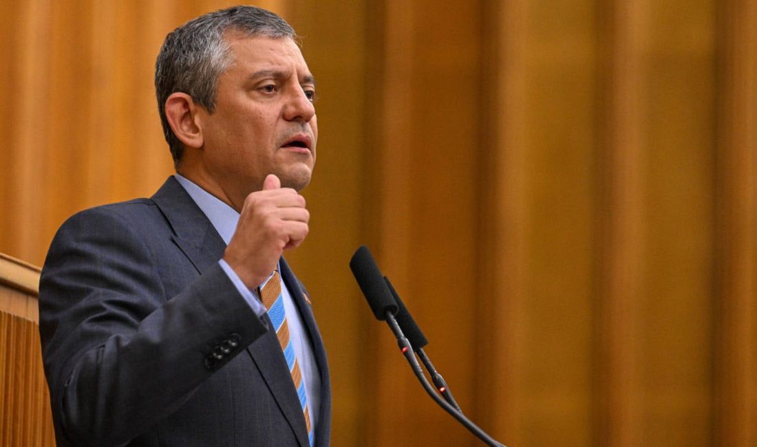 CHP Genel Başkanı Özgür Özel, CHP İzmir İl Başkanlığı’nda açıklamalarda