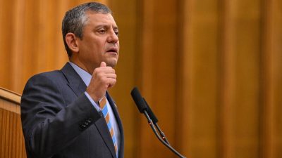 CHP Genel Başkanı Özgür Özel, CHP İzmir İl Başkanlığı’nda açıklamalarda