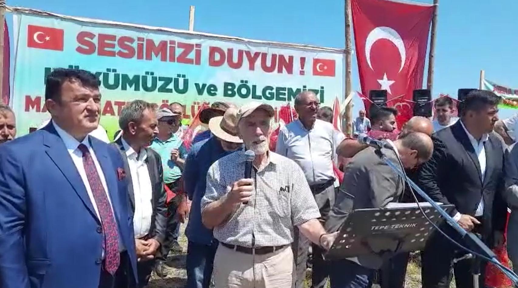 Sivas Koyulhisar Çandır köyünde toplanan yurttaşlar siyanür havuzlarını protesto etti.