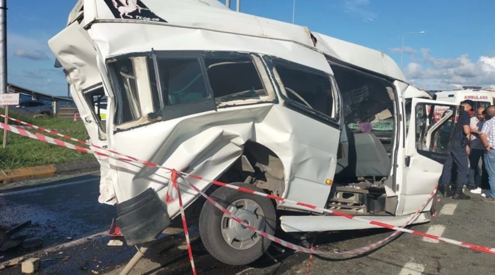 Trabzon’da tır, kamyon ve minibüsün karıştığı zincirleme kazada 14 kişi