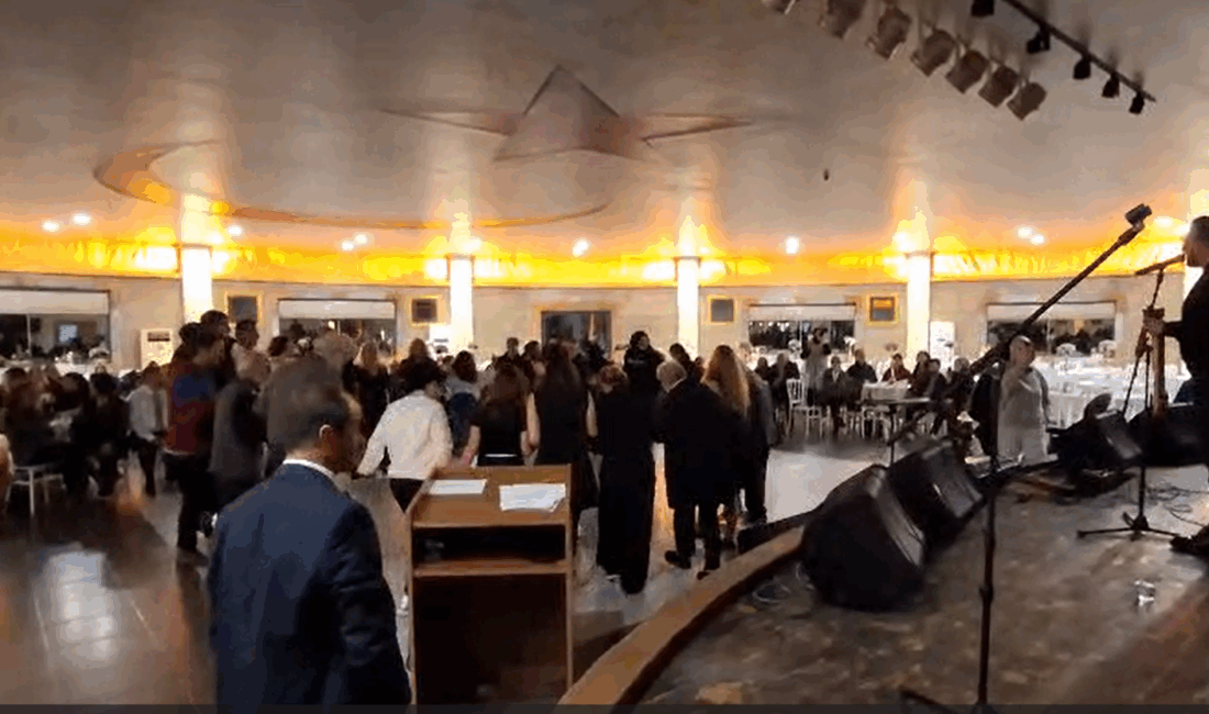 Trabzon’un Of İlçesinde 29 Ekim Coşkusu: “Biz Kadınlar Cumhuriyet’in Kazanımlarından Asla Vazgeçmeyeceğiz” Of Folklor derneğinin düzenlediği Cumhuriyet Şöleni Renkli Görüntülere Sahne Oldu