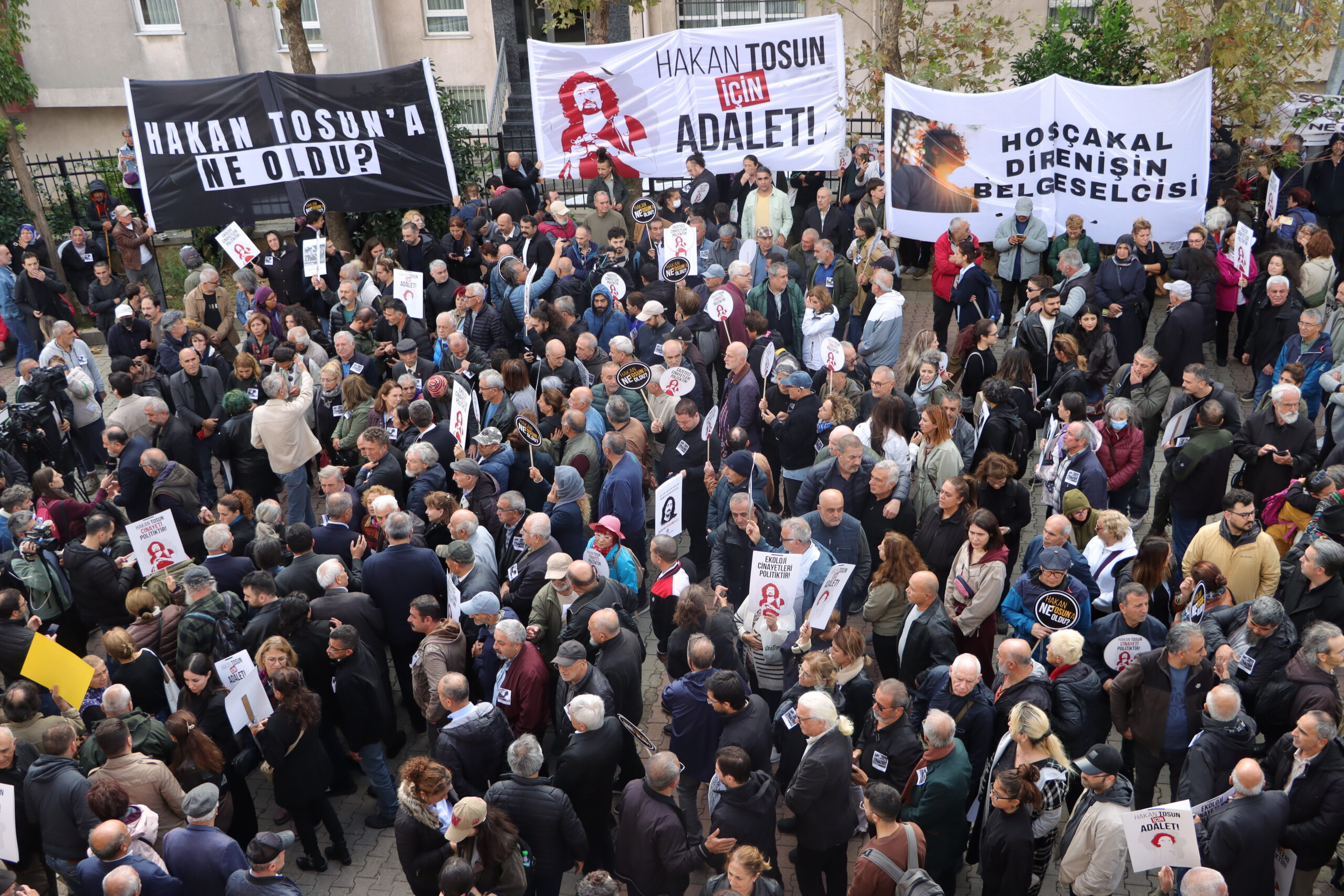 Esenyurt’ta sokak ortasında dövülerek öldürülen gazeteci Hakan Tosun, son yolculuğuna