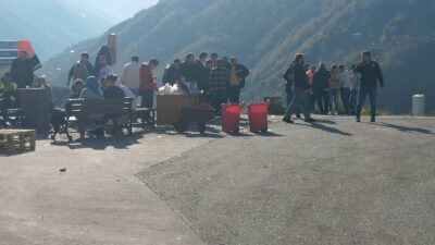 Araklı Taşönü’nde iki aydır maaş alamayan işçilerle ve yıllardır kokudan