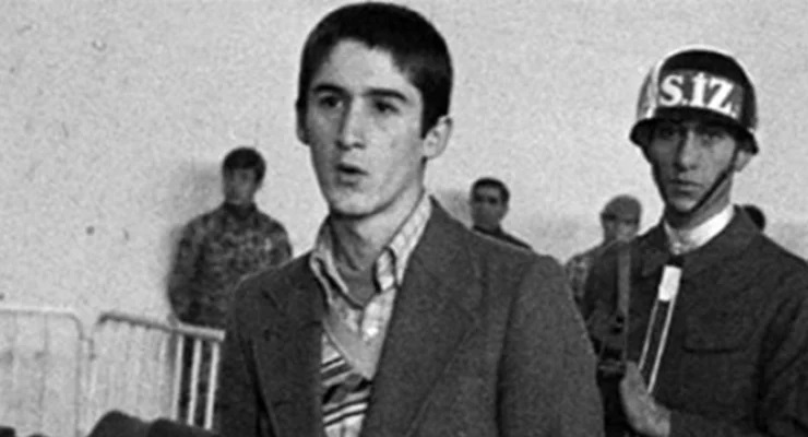 Eren, 1980’de ODTÜ’lü Sinan Suner’in öldürülmesini protesto eden bir eyleme