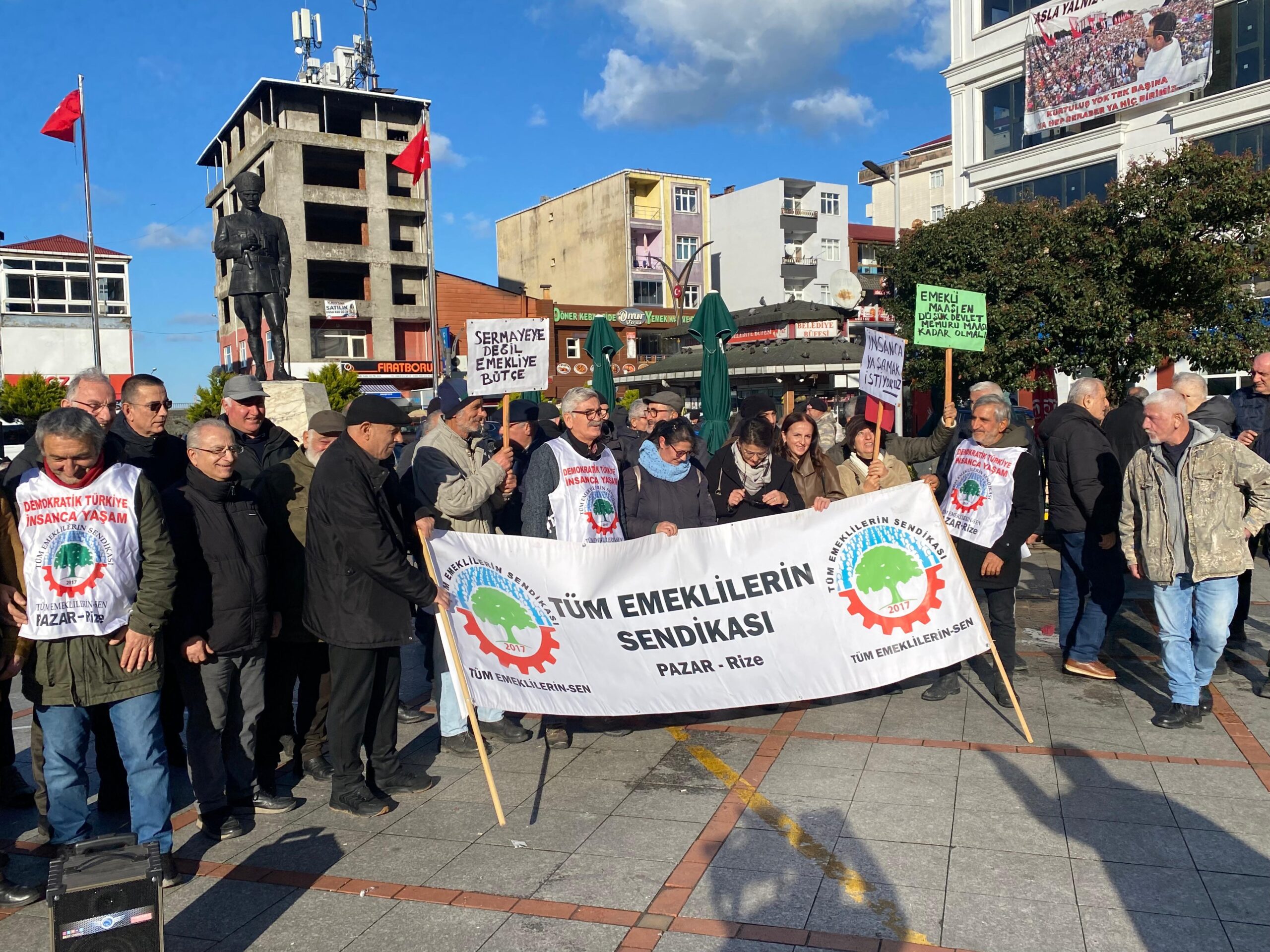 Tüm Emeklilerin Sendikası Ülke genelinde birçok noktada sokağa çıkarak Hükümetin