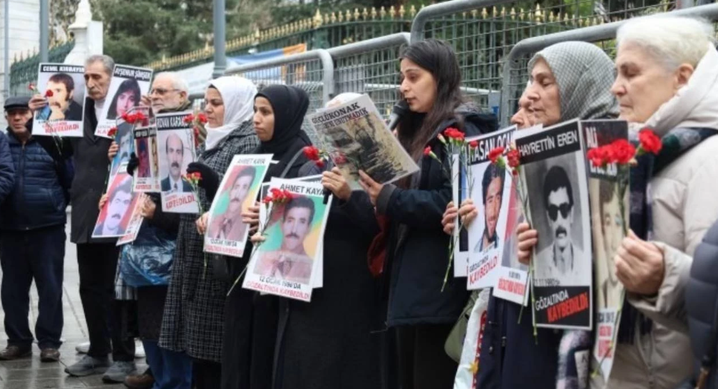 Cumartesi Anneleri, eylemlerinin 1085’inci haftasında Güçlükonak Katliamı’nın faiilerini sordu. Açıklamada,