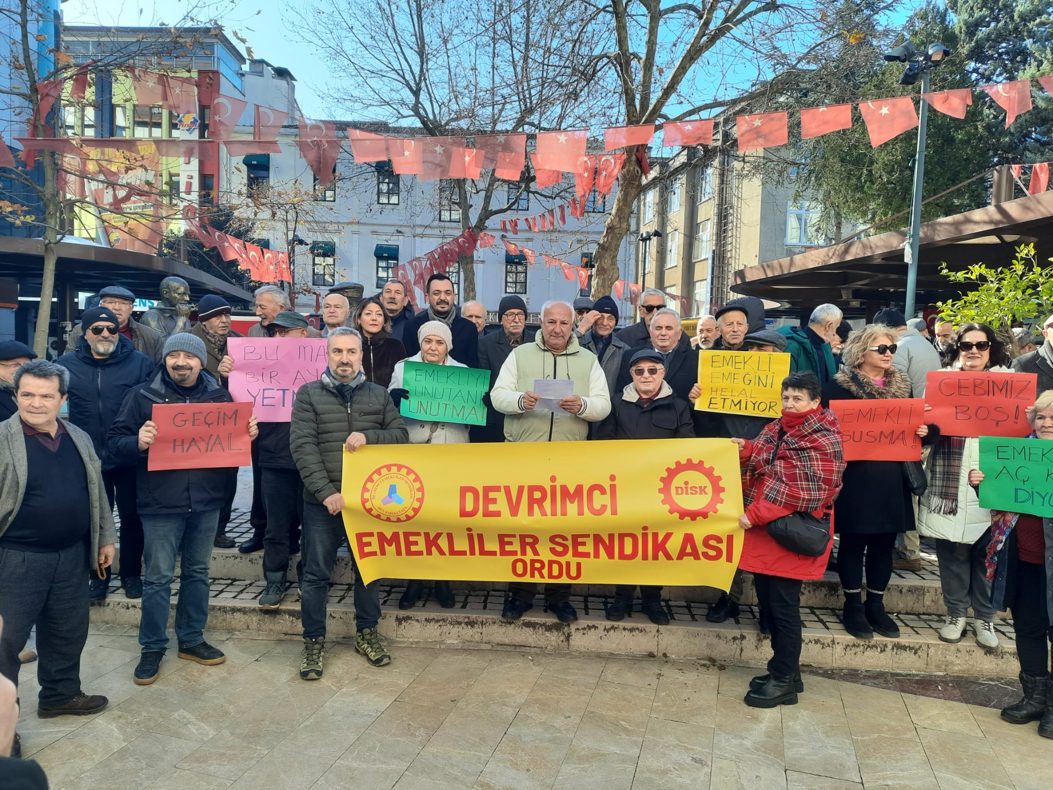 HABER: Coşkun ÖZBUCAK (ORDU) – Emekliler, geçinemedikleri maaşlara karşı bu