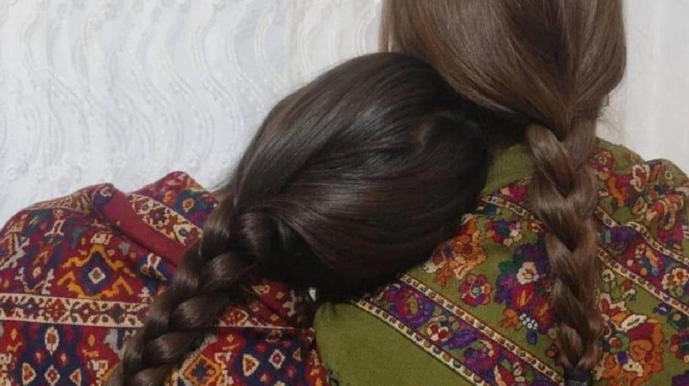 Şam yönetimine bağlı güçlerin Rakka’da YPJ’li bir kadının saç örgüsü