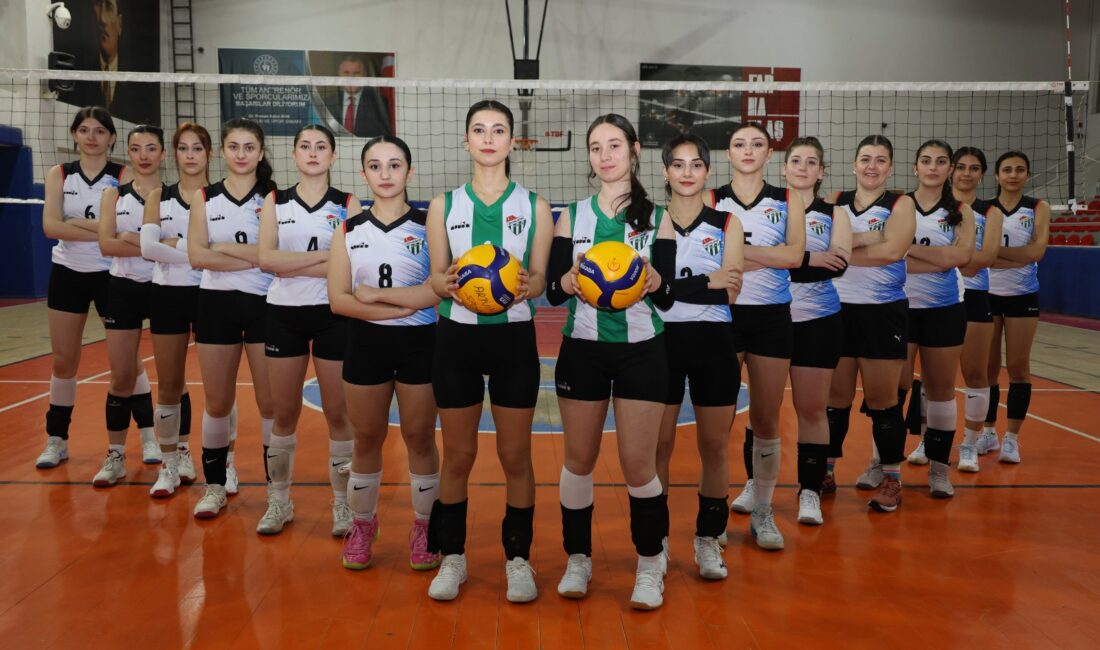 Artvinspor, kadın ve erkek bölgesel voleybol ligine hazırlanıyor HABER:Ahmet KÜLEKÇİ