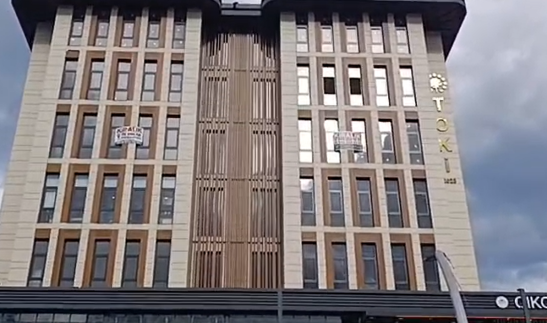 Rize merkezde bulunan Açık AVM’nin en üst katına çıkan bir