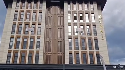 Rize merkezde bulunan Açık AVM’nin en üst katına çıkan bir