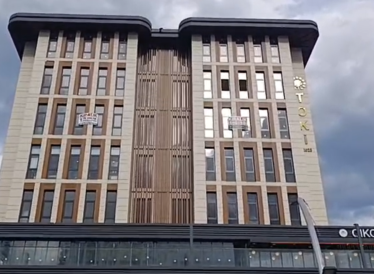 Rize merkezde bulunan Açık AVM’nin en üst katına çıkan bir