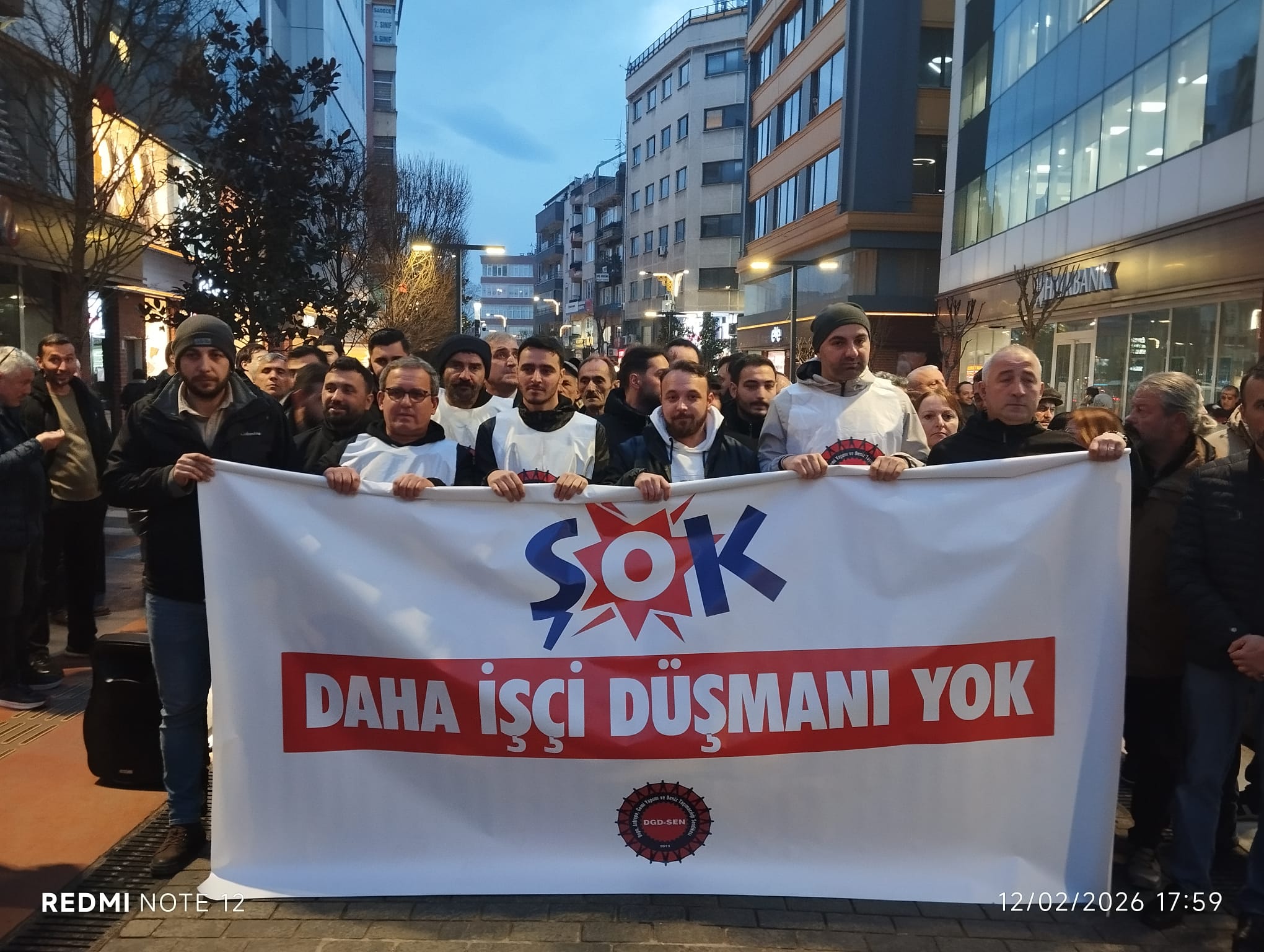 Trabzon’da işten çıkarılan 30 ŞOK depo işçisi “direne direne kazanacağız