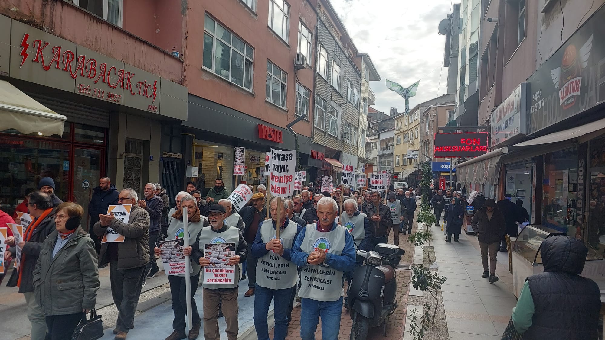 Fındıklı Demokrasi güçlerinden ABD ve İsrail’e Protesto: “Ortadoğu’dan Defol!” Fındıklı Demokrasi güçlerinden