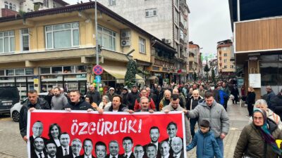 Rize’nin Fındıklı ilçesinde yurttaşlar, İstanbul Büyükşehir Belediyesi’ne (İBB) yönelik operasyonun