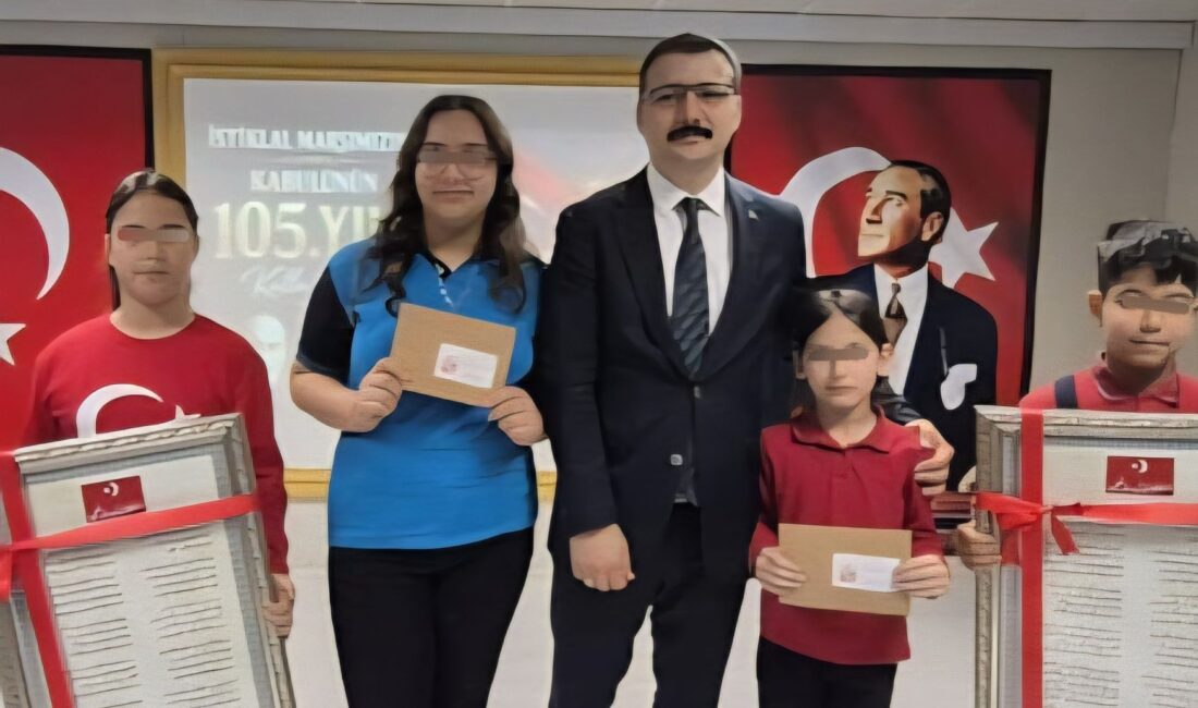 Kaymakam’dan Skandal Hediye: Başarı Gösteren Öğrencilere Arap Harfleriyle Yazılmış İstiklal