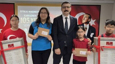 Kaymakam’dan Skandal Hediye: Başarı Gösteren Öğrencilere Arap Harfleriyle Yazılmış İstiklal