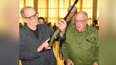 “Olur da ABD Küba’ya saldırmaya kalkarsa kalaşnikofumu hazır edin” mesajı