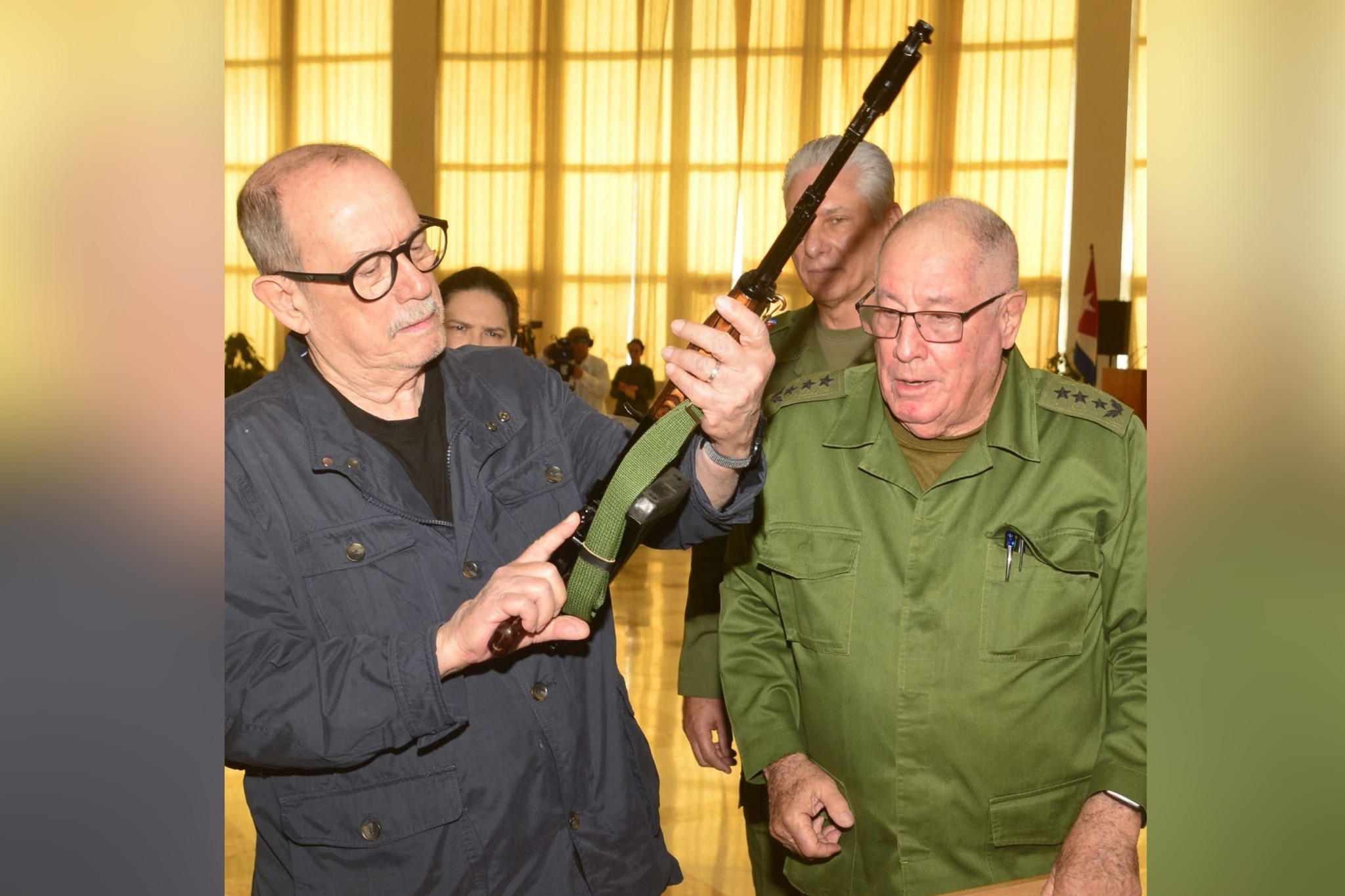 “Olur da ABD Küba’ya saldırmaya kalkarsa kalaşnikofumu hazır edin” mesajı