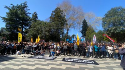 okullarda düzenlenen silahlı saldırılar ülkenin dört bir yanında protesto ediliyor.