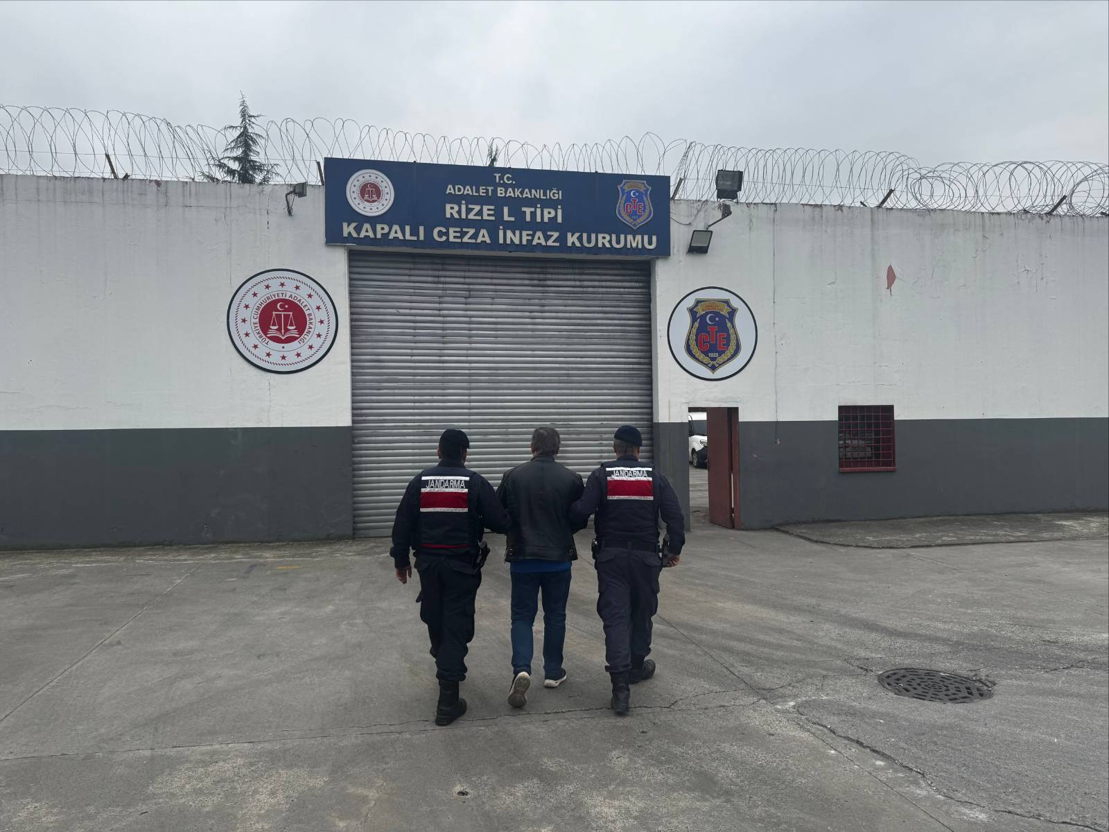 Rize İl Jandarma Komutanlığı tarafından 03.04.2026 tarihinde, aranan şahısların yakalanmasına