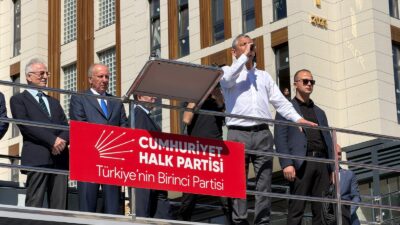 CHP Genel Başkanı Özgür Özel, Rize mitinginde Adalet Bakanı Akın