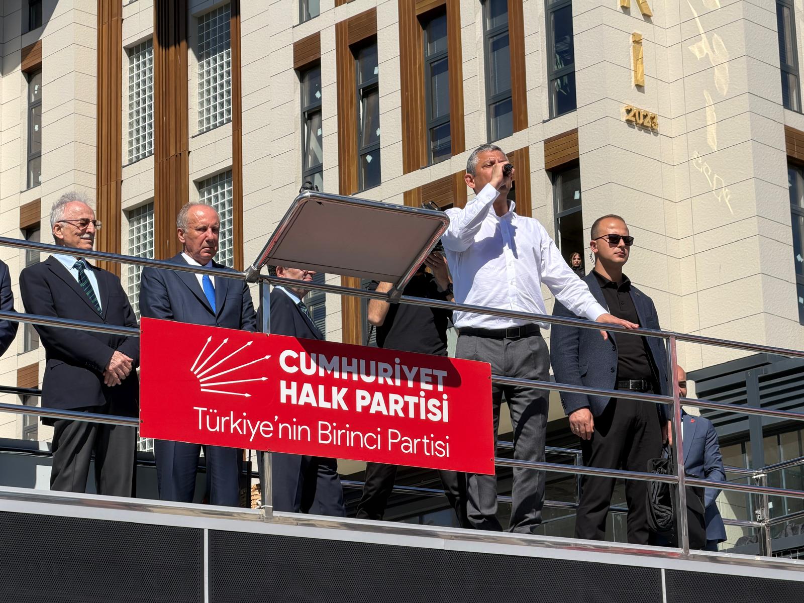 CHP Genel Başkanı Özgür Özel, Rize mitinginde Adalet Bakanı Akın
