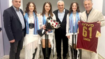 HABER: AHMET  KÜLEKÇİ (TRABZON) – Artvinli sanatçı Bayar Şahin’in kızları