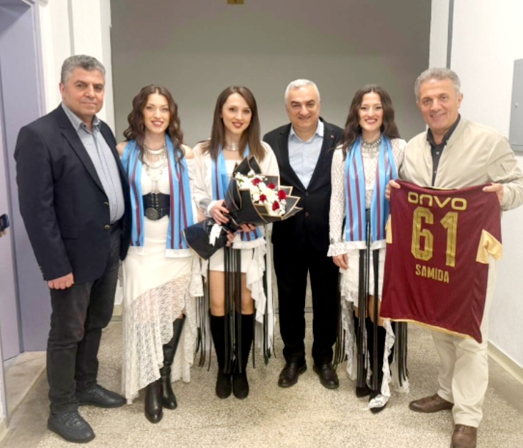 HABER: AHMET  KÜLEKÇİ (TRABZON) – Artvinli sanatçı Bayar Şahin’in kızları