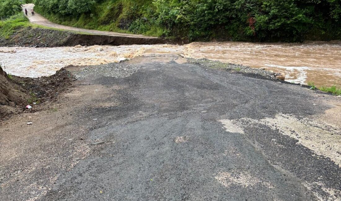 Ordu’nun Fatsa ilçesinde  etkili olan  yağış nedeniyle köprüde hasar oluştu bağlantı
