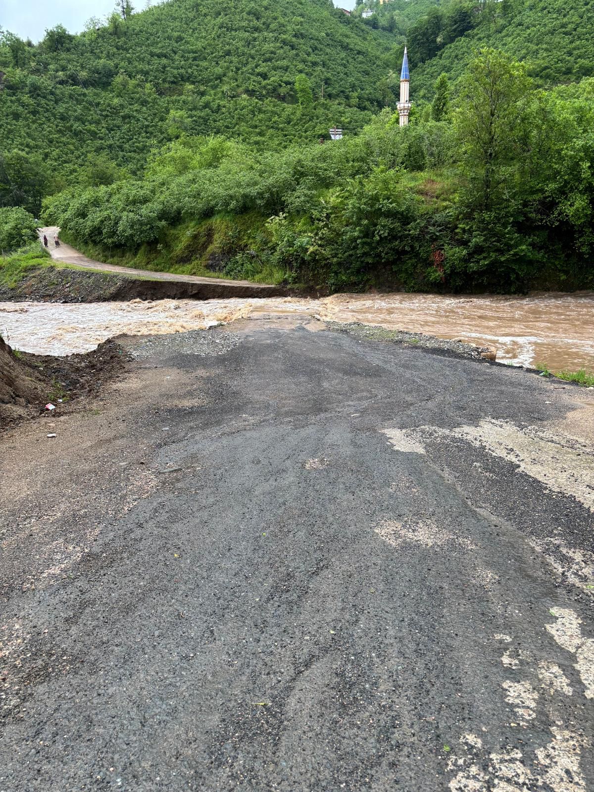 Ordu’nun Fatsa ilçesinde  etkili olan  yağış nedeniyle köprüde hasar oluştu bağlantı