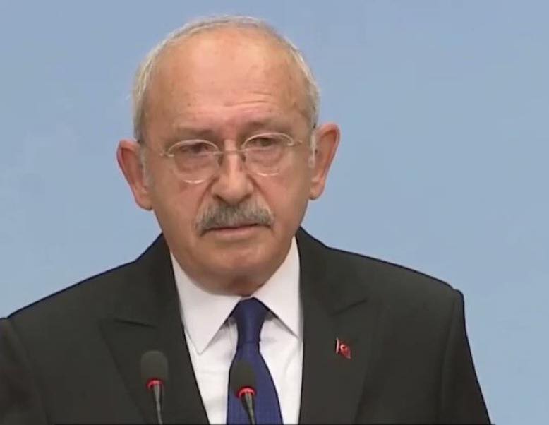CHP’li Özgür Karabat: (Kılıçdaroğlu’nun CHP Genel Merkezi önünde sergilediği araçlar