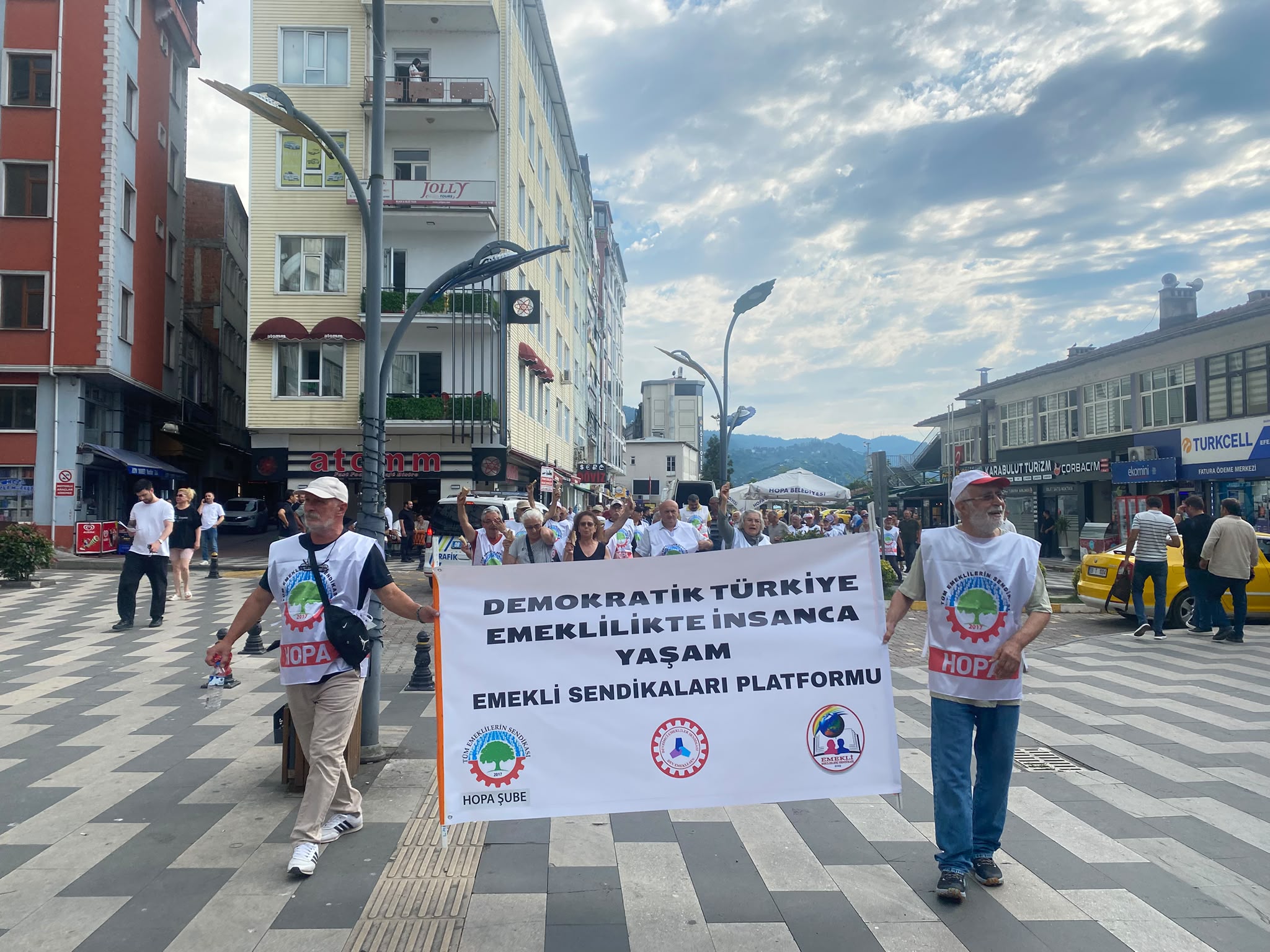 Haber: Yarensu Ustabaş (HOPA) – Hopa Cumhuriyet Caddesi’nde bir araya