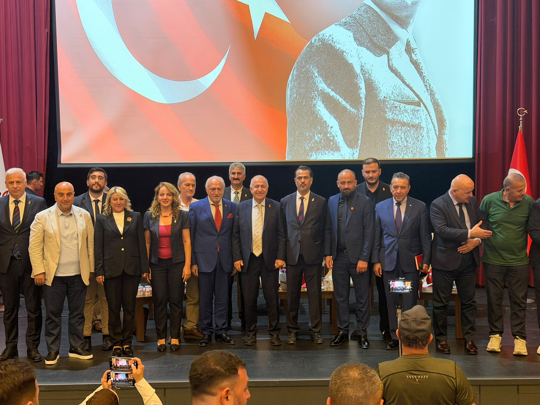 Ümit Özdağ Rize de “Zafer Partisi Türkiye’nin Geleceğini Konuşuyor” Programında