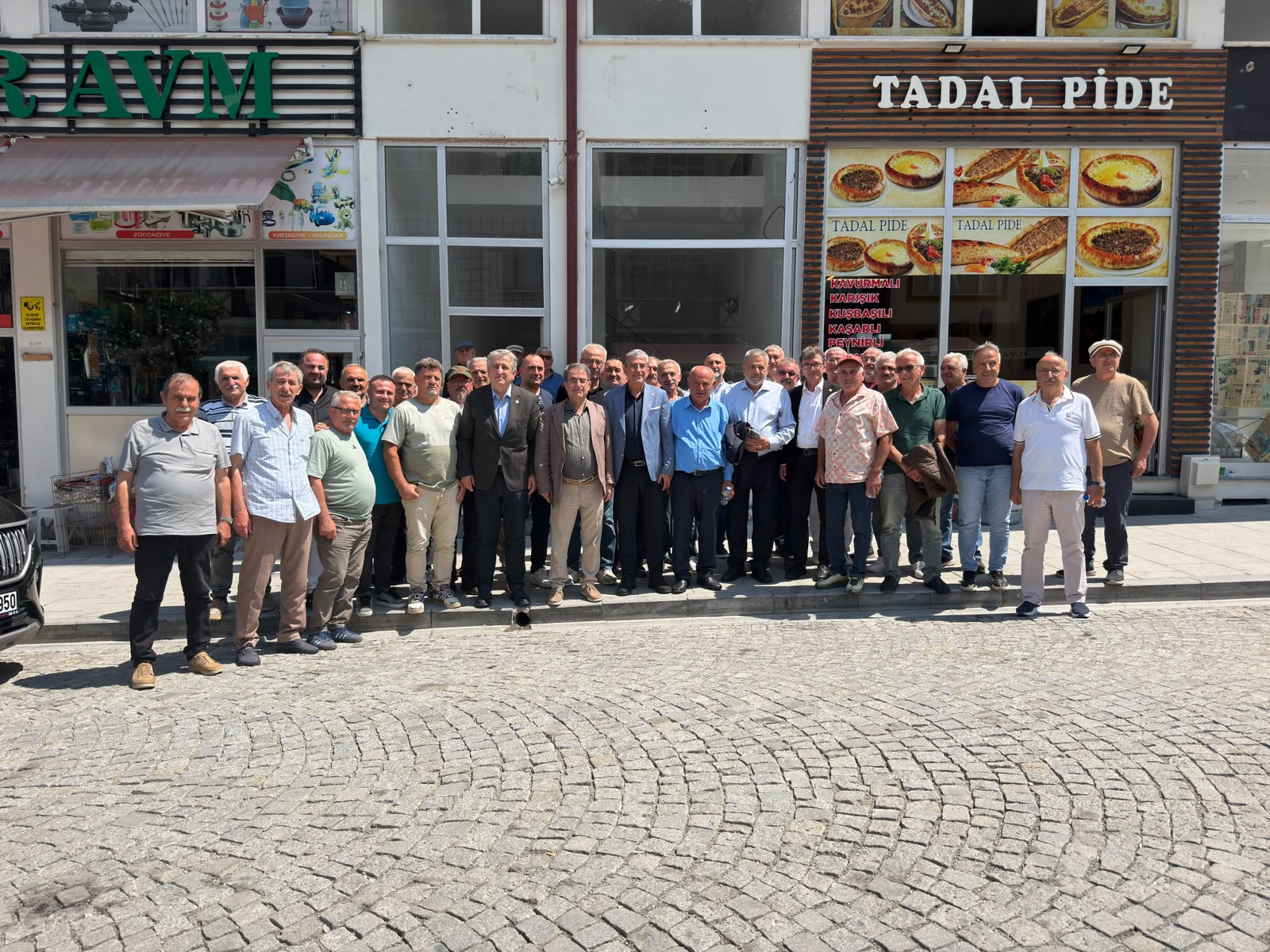 HABER:GENÇAĞA KARAFAZLI Yeni Parti, siyasi çalışmalarının başlangıcını Rize’den yaptı. Grup