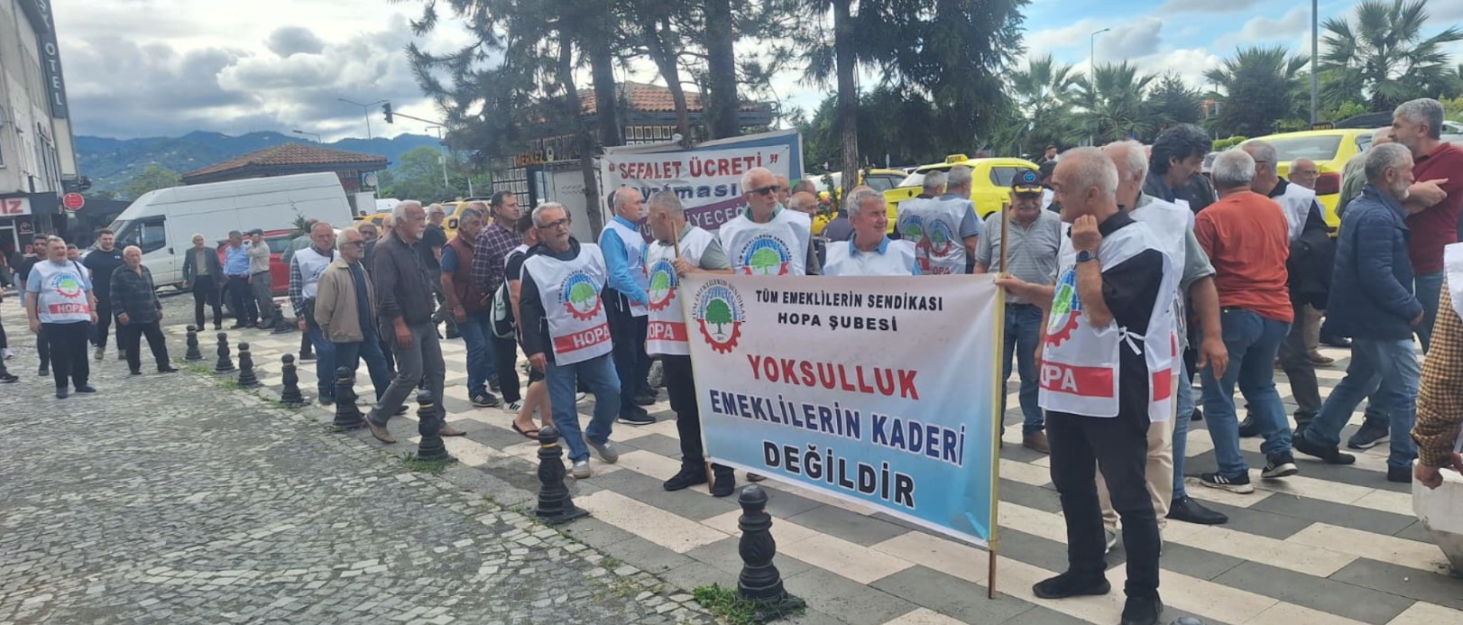 Hopa’da emeklilerden Anayasa Mahkemesi’ne çağrı: “Karar artık gecikmesin”