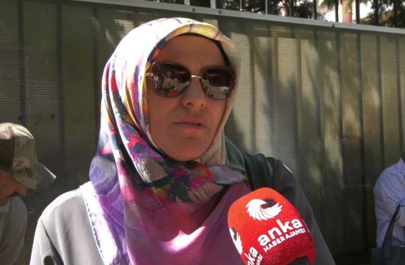 Ücretli Öğretmenler Dayanışma Derneği üyesi öğretmenler, MEB önünde toplanarak yaşadıkları