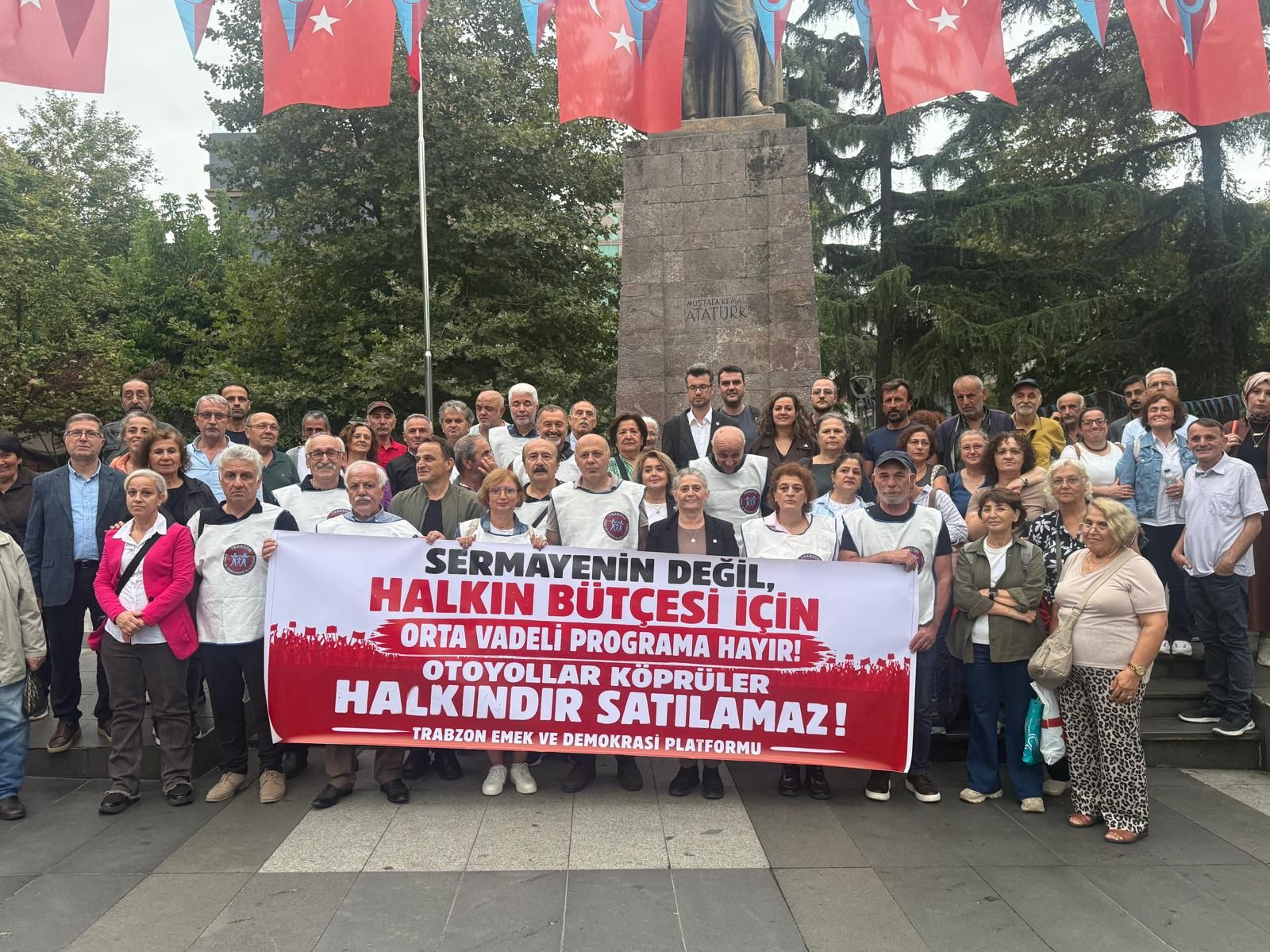 Trabzon Emek ve Demokrasi Platformu üyeleri, Kahramanmaraş Caddesi’nde bir araya
