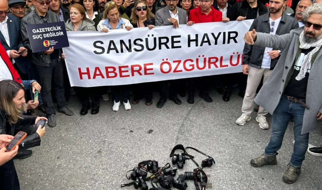 Türkiye’de çok sayıda kentte gazeteciler iktidarın dozunu artırdığı sansür ve