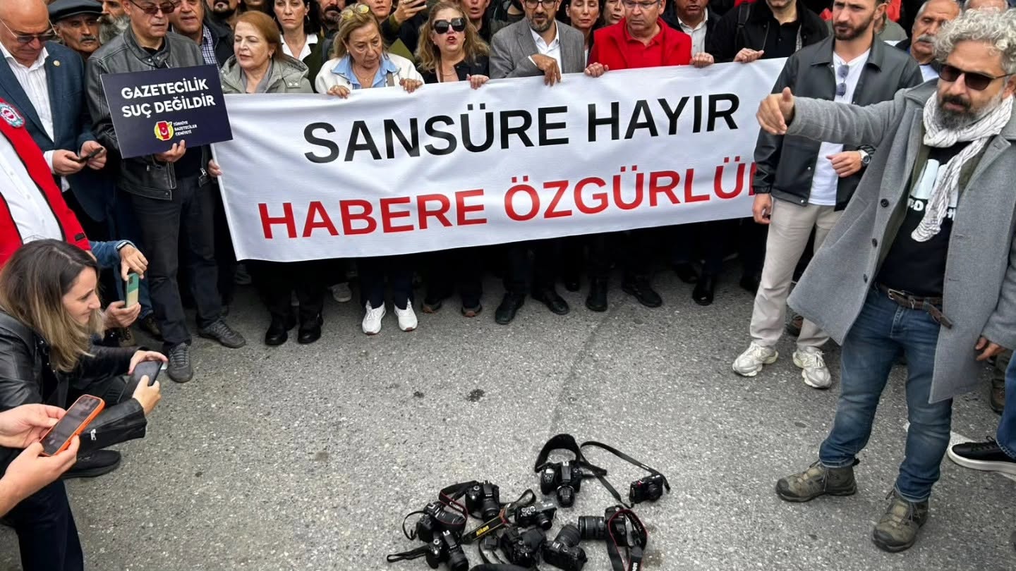 Türkiye’de çok sayıda kentte gazeteciler iktidarın dozunu artırdığı sansür ve