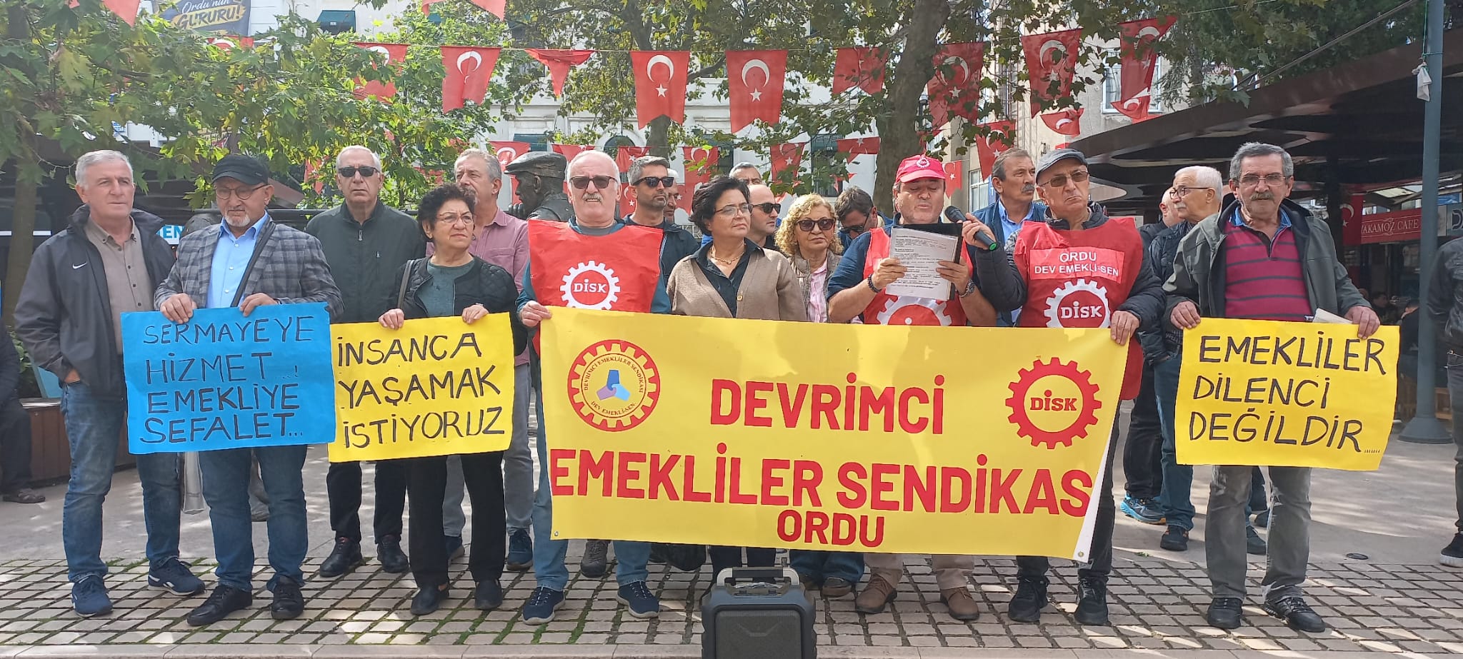 DEV EMEKLİ SEN, “EMEĞİMİZİ, ONURUMUZU ÇALDIRMAYACAĞIZ!” HABER:COŞKUN ÖZBUCAK Devrimci Emekli