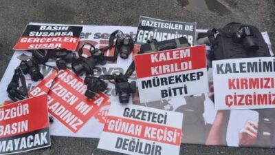 Bir partinin il başkanı basın toplantısına davet ettiği gazetecilere para