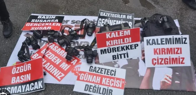 Bir partinin il başkanı basın toplantısına davet ettiği gazetecilere para